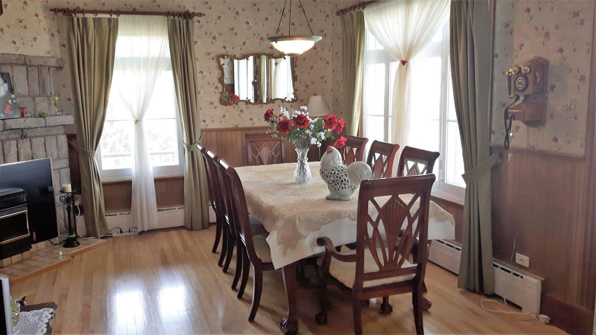 Auberge Gite Maison Des Lilas La Malbaie Buitenkant foto